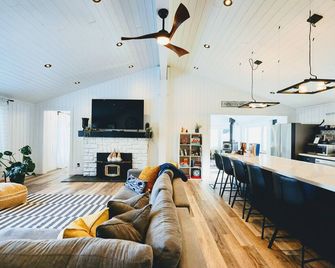 Newly Renovated Secluded Cottage - Huntsville - Living room