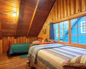 Laughing Bear Log Cabin, historical, sleeps 8, full kitchen, 2 dining areas!! - Rhododendron