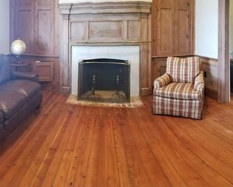 Fairview House - Front Royal - Living room