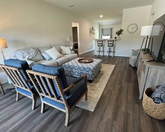 4 Beds and a Bison Just Minutes from Harding University in welcoming Searcy. - Searcy - Living room