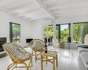 Four-Bedroom Holiday Home In Tisvildeleje - Tisvildeleje - Living room