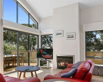 Cape Vista 1 - Byo Linen - Apollo Bay - Living room