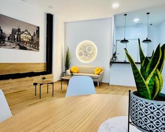Urban Inn Madrid - Madrid - Living room