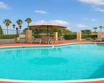 Rancho San Diego Inn & Suites - El Cajon - Pool