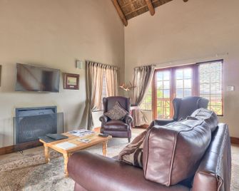 Orange Grove - Robertson - Living room