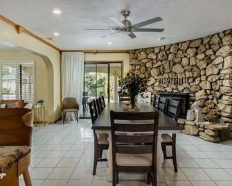 Cozy Hygge Home Centrally Located 2 King Beds - Bakersfield - Salle à manger