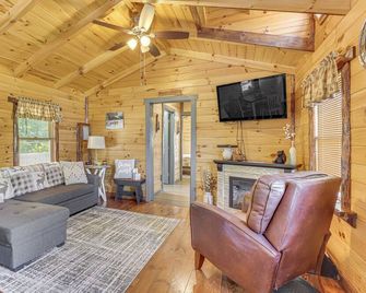 Charming Couples Cabin on 40 Acres in Zanesville - Zanesville - Wohnzimmer