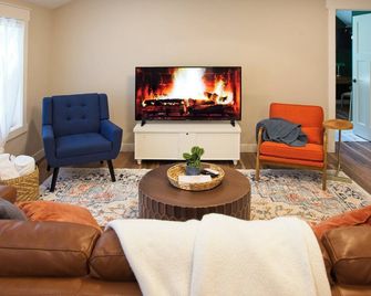 The Nature Loft: New 2-BR apartment in Troy with green space + patio - Troy - Living room