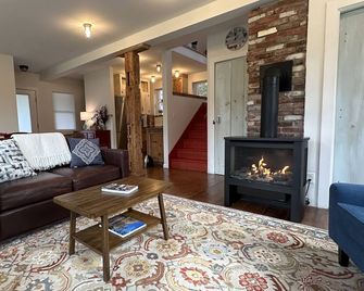 Modern Rustic Retreat- King bed, hot tub, wineries, waterfalls, hiking, Cornell - Ithaca - Obývací pokoj