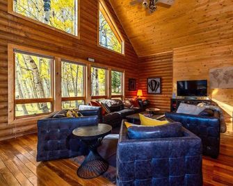 Lux Gore Pass Adventure Cabin with Hot Tub - Kremmling - Sala de estar