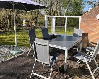 Vacation home Den Osse - Brouwershaven, child-friendly, large garden, WLAN - Brouwershaven - Patio