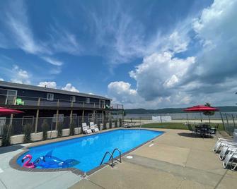 Single King Room - Lake City - Pool