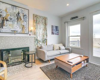 Oceanfront Marshfield Home on Brant Rock Beach - Marshfield - Living room