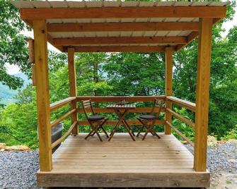 Cozy,Tiny cabin with Comfort tucked away in forest by the water with own Hot Tub - Newport - Terasa