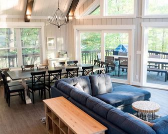 Enjoy Sunshine Chalet; waterfront on Treasure Lake - DuBois - Wohnzimmer