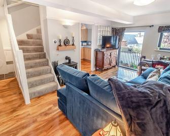 Quirky property within walking distance to the beautiful town of Saffron Walden. - Saffron Walden - Living room