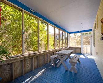 Charming beach cottage, 2 min. walk to the ocean! Pet friendly. - Avon - Balcón