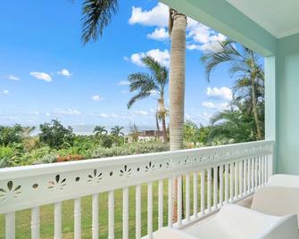 Hospitality Expert Greens 2br Pool Beach - Bahía Montego - Balcón