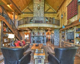 Stunning views! Luxury Mountain Retreat. Main lodge PLUS separate guest house. - Blairsville - Lobby