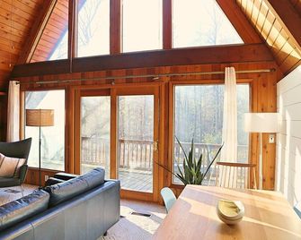 Modernized A-Frame Chalet in the Heart of the Hudson Valley - Saugerties - Living room