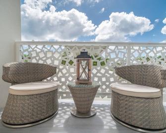 Studio Apartment Near Seven Mile Beach At The Grove - West Bay - Balcony