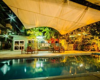 Hideaway Hotel - פורט מורסבי - בריכה