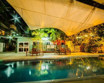 The Hideaway Hotel - Puerto Moresby - Piscina