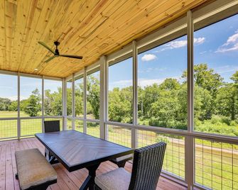 Riverfront Murfreesboro Cabin w/ Fire Pit - Nashville - Balcón