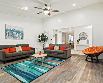 Family Friendly, Nice Backyard, King Bed, Games, Cornhole, Grill, Foosball - Plano - Living room
