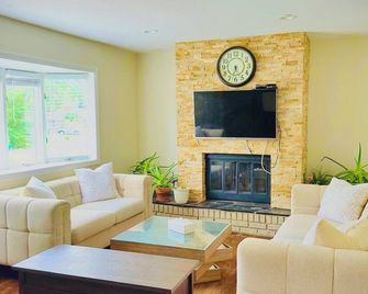 Spacious 6-bedroom house in Edison near TopGolf & Supercharge with AC, WiFi - Edison - Living room