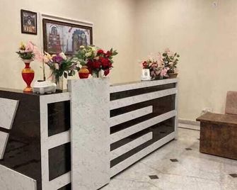 Hotel Poorvi Inn - Khajurāho - Front desk