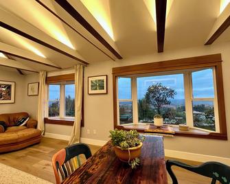 Hilltop 360° ocean to mountain view, pool, spa, orchard, lush gardens Sanctuary - Fallbrook - Jídelna