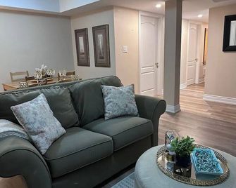 Private Guest Suite - Milton - Living room