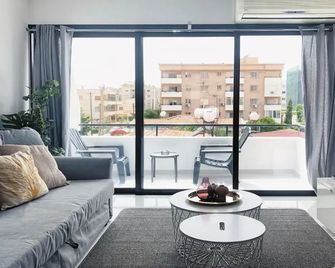 Metro Court Apartments - Limassol - Wohnzimmer