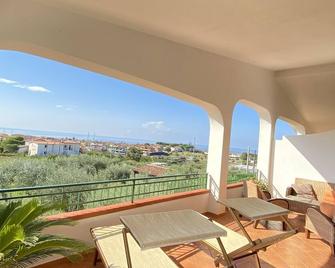 Wohnung auf Großzügigem Anwesen mit Traumblick - Scalea - Balcon