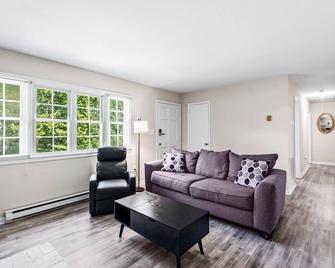 Charming Home Minutes from Town ! Close to Golf Course and Kings Dominion ! - Bowling Green - Living room