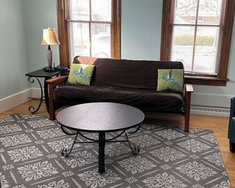 Quiet, Spacious Apt In The Heart Of Marquette! - Marquette - Huiskamer