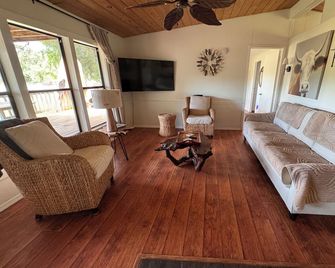 Rustic Riverfront Cabin - Oakdale - Living room