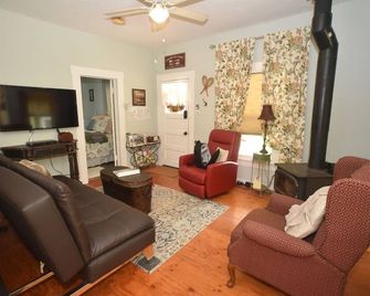 Riverfront Paradise - Butterfly Ranch on the River - Dunsmuir - Sala de estar