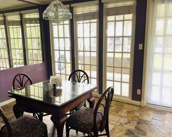 Lakeview, WiFi, grill, boat ramp access and AC on Lake Houston for 165 a night! - Huffman - Ruokailuhuone