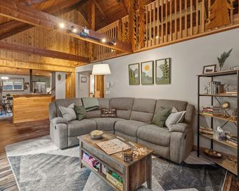 Riverfront Luxury Cabin-Hot Tub-Ev-Deluxe Kitchen - Ashford - Living room