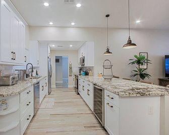 Remodeled retreat in golf community Sun City! - Sun City - Cocina