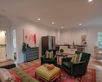 Benton Hideaway - walking distance to downtown, one minute to interstate. - Benton - Wohnzimmer