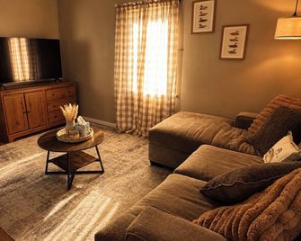 Historic Lakeside Retreat- Cozy Stay with Lake Views & Small-Town Charm - Kewaunee - Sala de estar