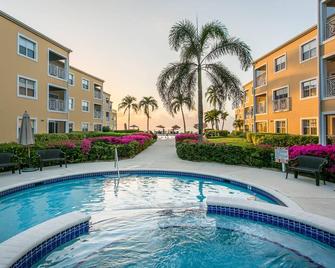 Beach Living At Regal Beach Blde - George Town - Pool