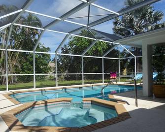 Stunning Vibrant Vacation Rental with Large Pool And Heatable Spa - Fort Myers - Pool