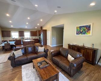 Lux Parkview Suite W/ King Bed & Winter Rates - Oregon City - Living room