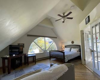Gingerbread House Inn - We Are Open - Winter, Spring, Summer and Fall - Wolfville - Habitación