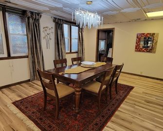 3 Bedroom, 2 Bath Overlooking the Mississippi River. No hidden fees - Bellevue - Comedor