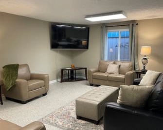 Enjoy this spacious 8-acre private 3 min drive to Miami University Property - Oxford - Living room